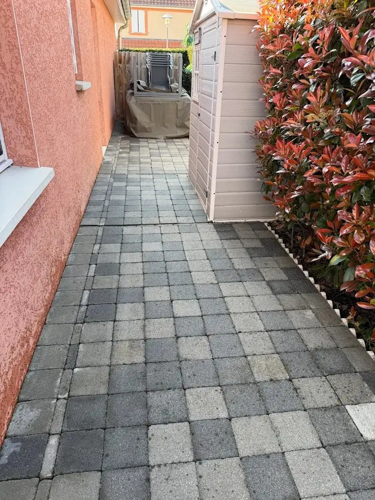 Allée pavée nettoyée le long d'une maison